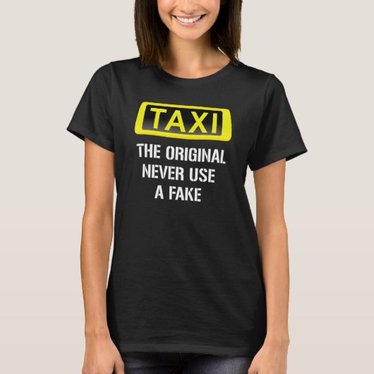 オリジナルは絶対に偽のタクシーの運転服Cを使用しない Tシャツ (正面)