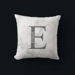 オリジナルイニシャルと名前のクッションカバー クッション<br><div class="desc">イニシャルと名前のギフト
クラシックなセリフフォントスタイルでイニシャルと名前をパーソナライズしたギフトです。

インテリア雑貨、引越し祝い、家族や新婚夫婦へのホリデーギフトなどに最適です。</div>