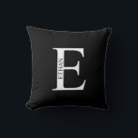 オリジナルイニシャルと名前のクッションカバー クッション<br><div class="desc">イニシャルと名前が入ったオリジナルギフトは、クラシックなセリフフォントスタイルを採用しています。

インテリア雑貨として、引越し祝いやホリデーシーズンの家族へのプレゼント、新婚夫婦へのギフトなど、様々なシーンに最適です。</div>