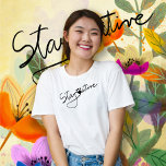 オリジナルシンプル手書きステイポーシティブパン Tシャツ<br><div class="desc">人をスマイルさせるカッコいいかわいいシャツが必要か?「Stay Pawsitive」という言葉が手書き。黒い前足のプリントは、の一部書である。このおもしろいTシャツは、犬や猫を愛する人や手書きのスタイルデザインを愛する人に最適だ。写真クレジットこの美しい写真:ブッカダンディンスレン絵画背景の花のナタサ・ボレノヴィックの作品もアートプリントとして利用可能。</div>