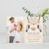 オリジナルデザインのサンゴピンクのドリームキャッチャー・セーブ・ザ・デート セーブザデート (スタンド正面)