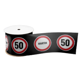 オリジナルデザインの年齢と名前入りスピードリミット標識の誕生日ギフト サテンリボン