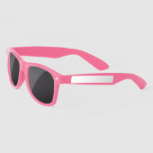 オリジナルデザインの白カスタム サングラス (左)