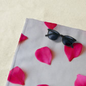 オリジナルビーチタオル - 赤いバラの花びら ビーチタオル (インサイチュ)