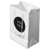 オリジナル企業ロゴ  | カスタムビジネスギフト ミディアムペーパーバッグ (正面アングル)
