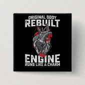 オリジナル体がエンジン走をチャームのように再構築 缶バッジ (正面)