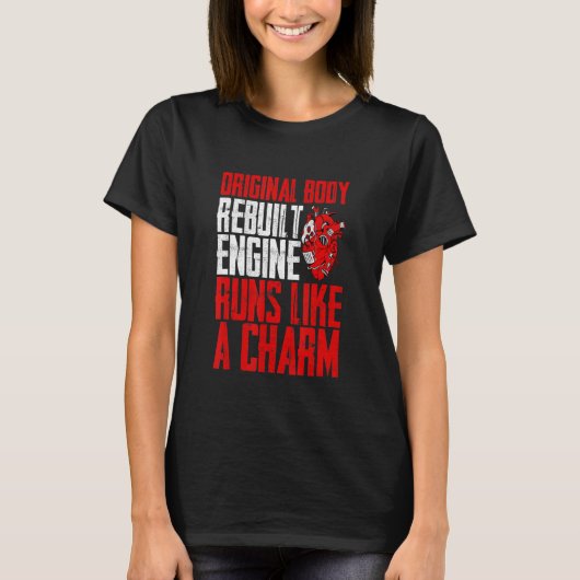 オリジナル体がエンジン走をチャームのように再構築 Tシャツ (正面)