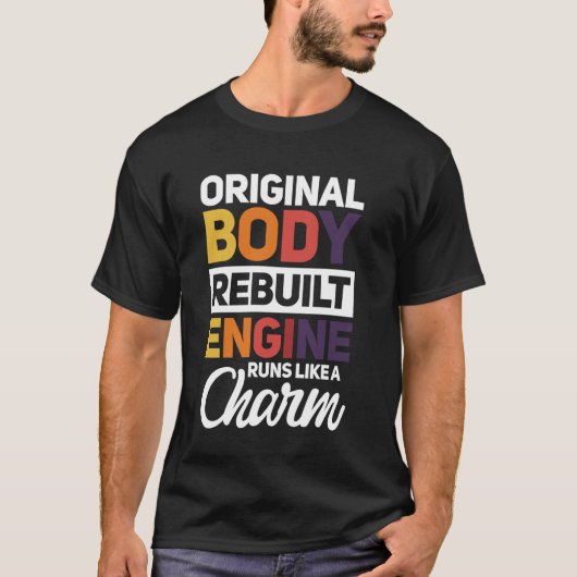 オリジナル体がエンジン走をチャームのように再構築 Tシャツ (正面)