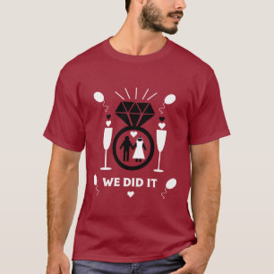 オリジナル面白い婚約おめでとう Tシャツ
