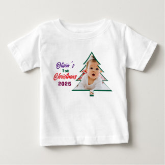 オリビアの初めてのクリスマスツリーのフォトギフト ベビーTシャツ
