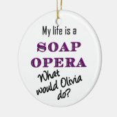 オリビアは何をしますか。 オーナメント (左)