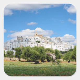 オリーブが付いている白い都市Ostuni、Pugliaのステッカー スクエアシール