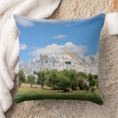 オリーブが付いている白い都市Ostuni、Pugliaの枕 クッション (ブランケット)