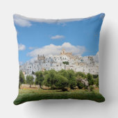 オリーブが付いている白い都市Ostuni、Pugliaの枕 クッション (裏面)