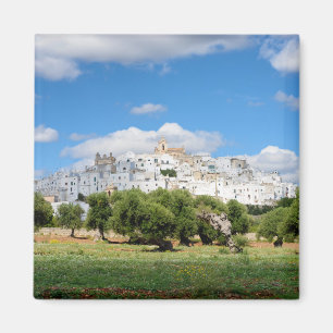 オリーブが付いている白い都市Ostuni、Pugliaの磁石 マグネット