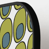 オリーブの緑と灰色の楕円を繰り返す ピックルボールラケット (左詳細)