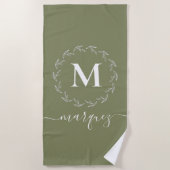 オリーブエレガントグリーンパーソナライズされたリースモノグラム ビーチタオル (正面)