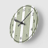 オリーブグリーンと白い5つのストライプパターン ラウンド壁時計 (傾斜)