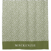 オリーブグリーンと白ギリシャ語鍵名モノグラム シャワーカーテン (正面)