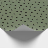 オリーブグリーンの上でフリーヘッドと黒無地ののハートを投げた ラッピングペーパー (角)