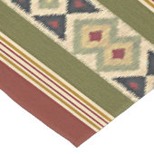 オリーブグリーンマスタードオークレイエロートライバルイカットアート ミディアムテーブルランナー (コーナー)