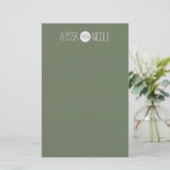 オリーブパーソナライズされたアーミーグリーン名モノグラム 便箋 (スタンド正面)