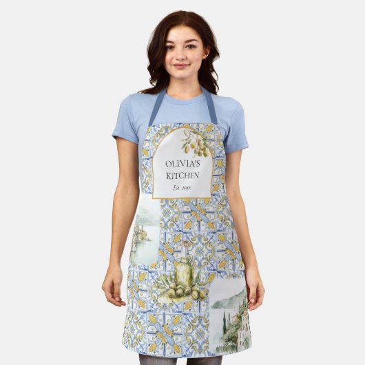 オリーブ地中海のイエローブルーのタイルパターン エプロン (着用した状態)
