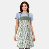 オリーブ柄のセージグリーンの名入れデザイン エプロン (着用した状態)