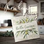 オリーブ素朴&ブランチベラキュチーナ タイル<br><div class="desc">Bella Cucina水素朴色のオリーブの花束の枝と離れの。同じコーディネートテーマで他のタイルとミックス&マッチして、完璧な外観を作成する。毎日「Zazzle」で100%顧客満足度。</div>