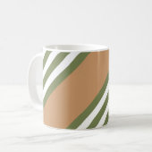 オリーブ緑と白5色のタンストライプ付きパターン コーヒーマグカップ (正面左)