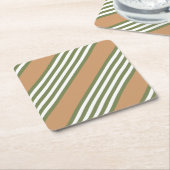 オリーブ緑と白5色のタンストライプ付きパターン スクエアペーパーコースター (アングル)