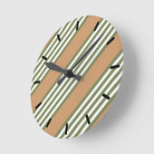 オリーブ緑と白5色のタンストライプ付きパターン ラウンド壁時計 (傾斜)