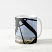 オルセー美術館の巨大ガラス時計 – パリ コーヒーマグカップ (正面右)