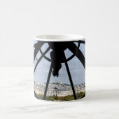 オルセー美術館の巨大ガラス時計 – パリ コーヒーマグカップ (中央)