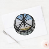 オルセー美術館の巨大ガラス時計 – パリ ラウンドシール (封筒)