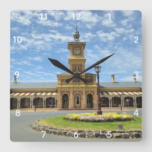 オルビー駅の時を超えた旅 スクエア壁時計 (正面)