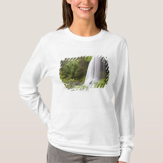 オレゴンのぼやけられた滝および森林眺め Tシャツ (正面)