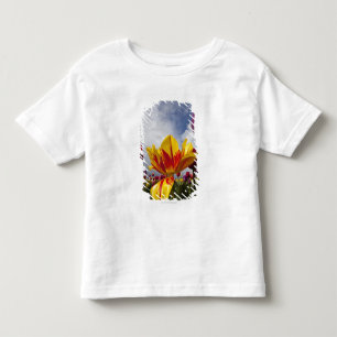 オレゴンのカラフルの咲くチューリップの閉めて下さい トドラーTシャツ