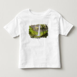 オレゴンの緑豊かな緑の草木のまわりのぼやけられた滝 トドラーTシャツ