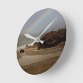 オレゴンのRainbow and Clouds at Myersビーチ ラウンド壁時計 (傾斜)