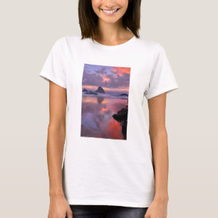 オレゴンビーチと海のスタック、日没 Tシャツ
