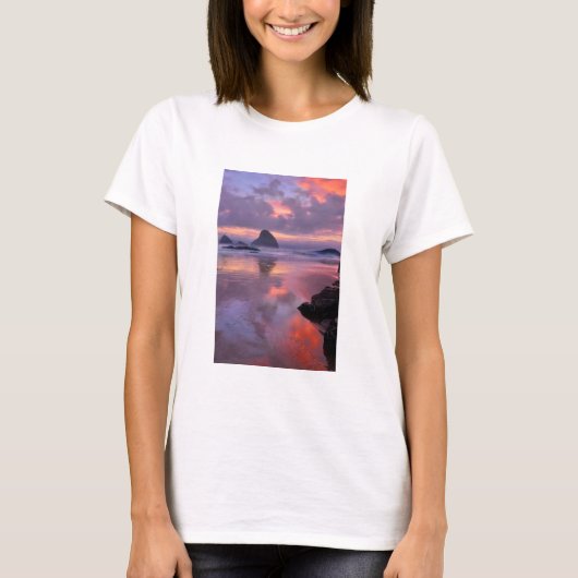 オレゴンビーチと海のスタック、日没 Tシャツ (正面)