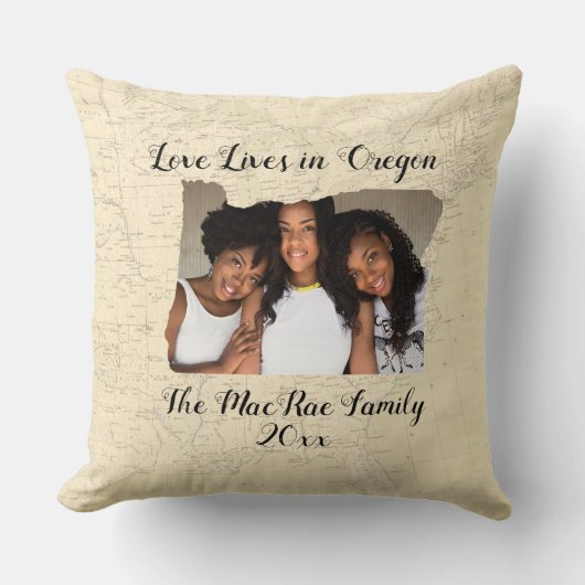 オレゴン州に住む古い地図州の形をした写真 クッション (正面)