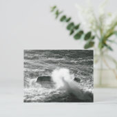 オレゴン州の広い平らな岩に当たる海波 シーズンポストカード (スタンド正面)