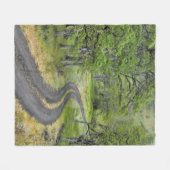 オレゴン州の木々を通る田舎道 フリースブランケット (正面(横))