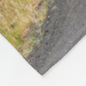 オレゴン州の木々を通る田舎道 フリースブランケット (角)