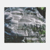 オレゴン州の森の滝 フリースブランケット (正面(横))