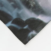 オレゴン州の森の滝 フリースブランケット (角)