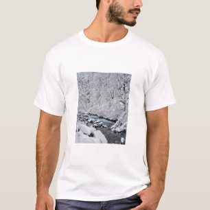 オレゴン州の雪景色のクリ-ク Tシャツ