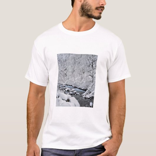 オレゴン州の雪景色のクリ-ク Tシャツ (正面)